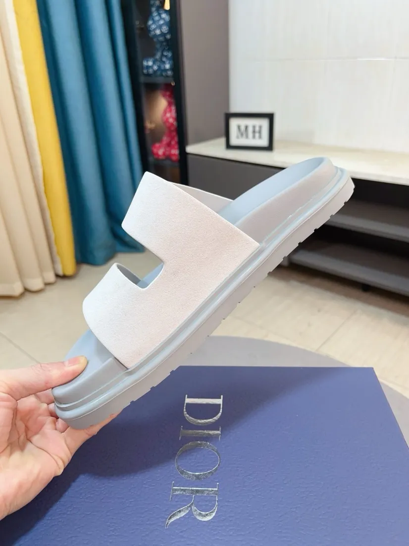 Men's Men's Shoes 💰320🌸🌸Dior Aqua Men's Sandals Slippers. Showcasing Dior haute couture design. The Dior gray suede strap is accented with an aluminum Dior buckle for added style. Paired with a comfortable tonal notch sole, they pair easily with shorts or jeans for a sophisticated look. Main body: suede cow leather, technical fabric lining: cow leather, with adjustable straps, aluminum Dior buckle, Dior gray EVA insole, tonal notch rubber outsole splicing structure👌👌size: 38-44 (45.46 customized)